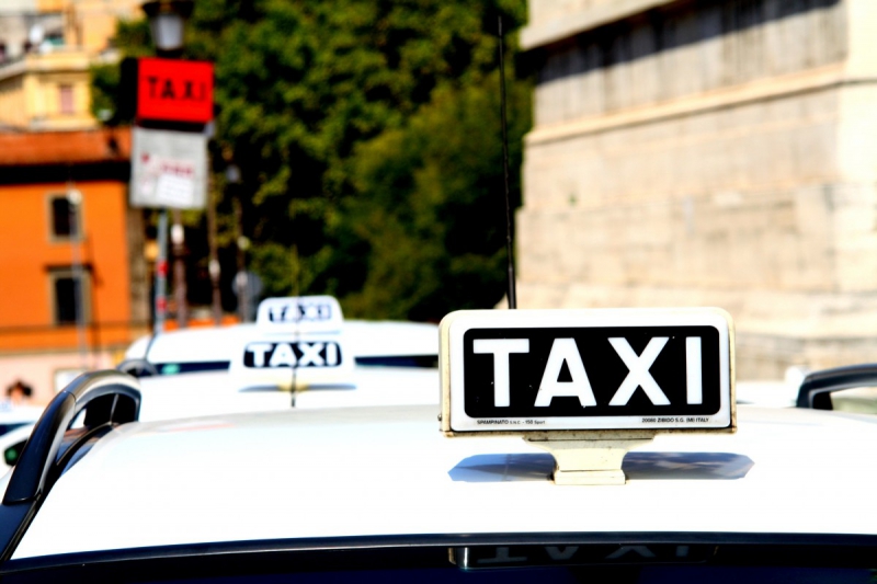 taxis-PIERREFEU-min_taxi_auto_rome_road_white-1051610